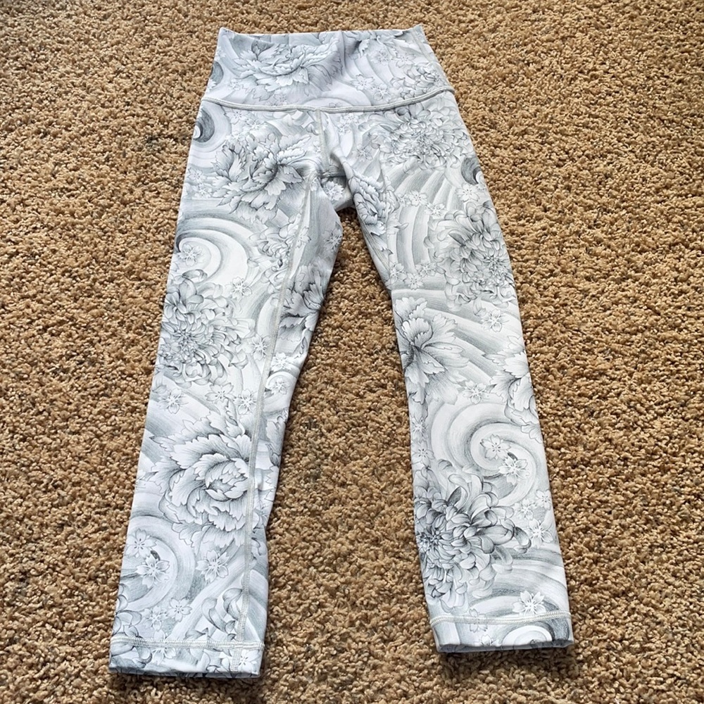 Lululemon white floral cropped leggings EUC